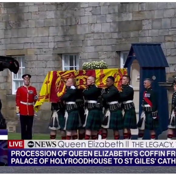 O caixão da Rainha Elizabeth II foi levado para o interior do local