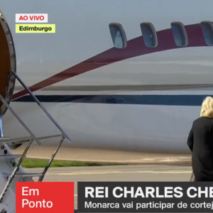 O Rei Charles III e a rainha consorte Camilla chegaram à Escócia de avião