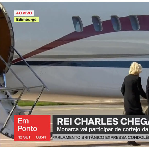 O Rei Charles III e a rainha consorte Camilla chegaram à Escócia de avião