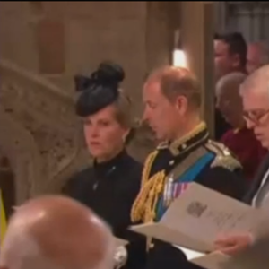 O Rei Charles III e a rainha consorte Camilla acompanharam de perto a missa em homenagem à Rainha Elizabeth II