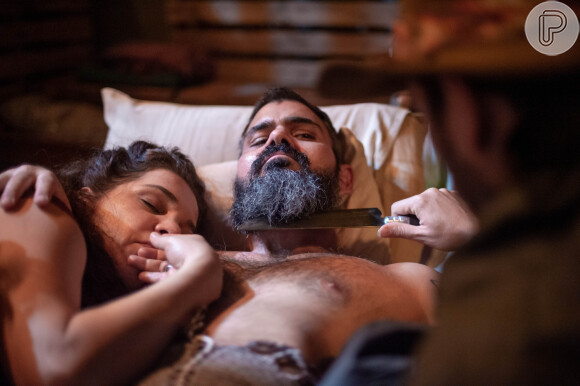 Maria Bruaca insiste para Alcides desistir de matar Tenório, na novela 'Pantanal': 'Num vô pode se filiz carregâno um remorso desses nas costas'