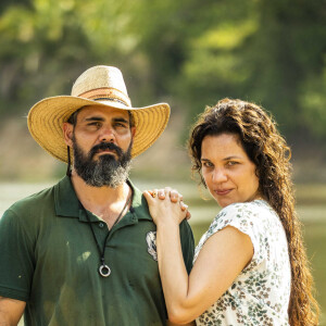 Maria Bruaca ameaça terminar namoro com Alcides se ele manter ideia de matar Tenório, na novela 'Pantanal'