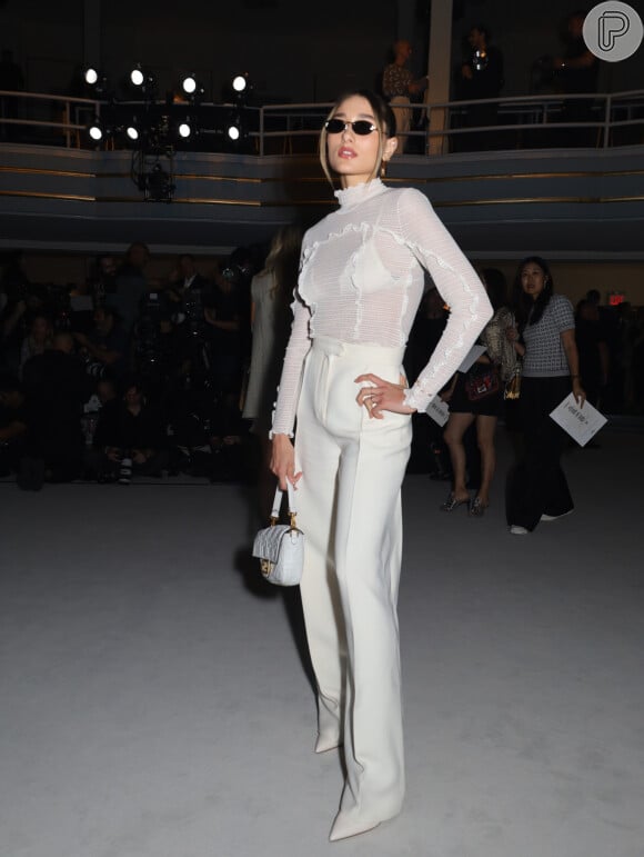 A bolsa baguete é um dos destaques da semana de moda de Nova York: Sasha Meneghel apareceu usando esse acessório para assistir desfile da Fendi