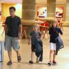 Luciano Huck vai ao cinema com os dois filhos, Joaquim e Benício