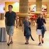 Luciano Huck vai ao cinema com os dois filhos, Joaquim e Benício