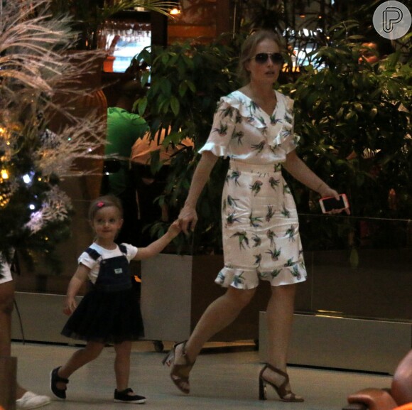 Angélica passeia com a filha, Eva, por shopping