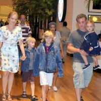 Luciano Huck vai ao cinema e janta com Angélica e os três filhos no Rio