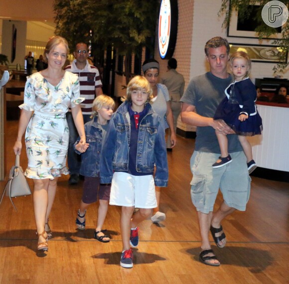 Angélica e Luciano Huck curtem noite em shopping ao lado dos três filhos