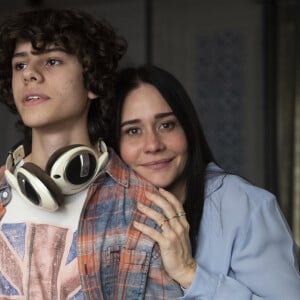 Mãe de Rudá (Guilherme Cabral), Guida (Alessandra Negrini) é 'muito divertida' e 'não tem esse rótulo de boa ou má', aponta atriz da novela 'Travessia'