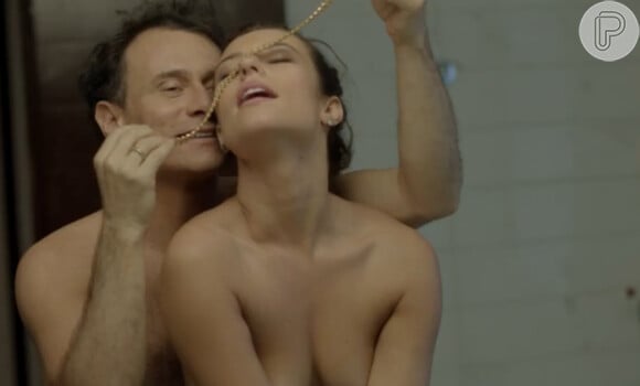 A atriz Paolla Oliveira contracena com o ator Enrique Diaz, com quem protagoniza cenas sensuais e exibe o corpo em plena forma
