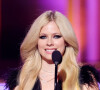 Avril Lavigne tem hábitos de cuidado com a pele que tornam sua aparência jovial. A pele saudável contribui para um melhor resultado na maquiagem
