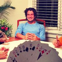 Fiorella Mattheis mostra jogo de cartas com Alexandre Pato e os pais, no Havaí