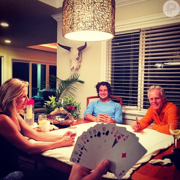 Fiorella Mattheis mostrou jogo de cartas com seus pais e o namorado, Alexandre Pato, durante viagem ao Havaí
