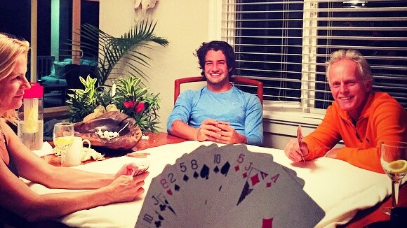 Fiorella Mattheis mostra jogo de cartas com Alexandre Pato e os pais, no Havaí