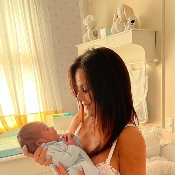 Viviane Araujo recebeu muitos elogios de famosos ao exibir novas fotos dos filhos. 'É muito amor', celebrou Sabrina Sato