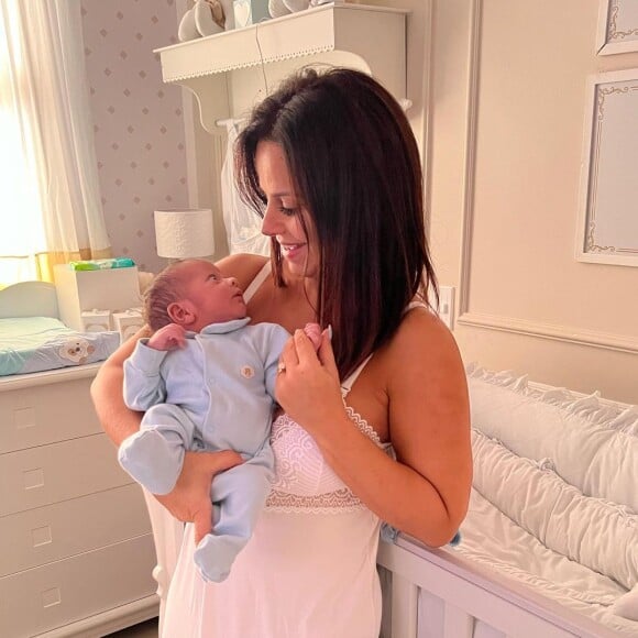 Filho de Viviane Araujo parece encarar a mãe em novas fotos