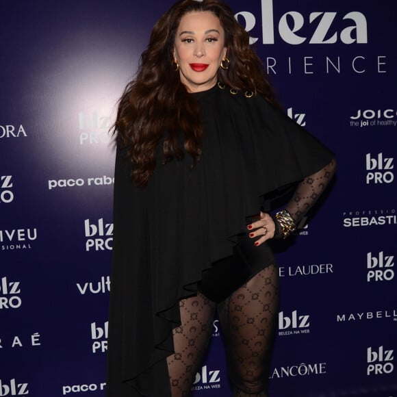 Grávida, Claudia Raia cruzou o red carpet com hot pants