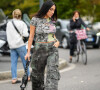 Calça cargo em padronagem militar foi usada com blusa da mesma estampa por fashionista da Semana de Moda de Milão