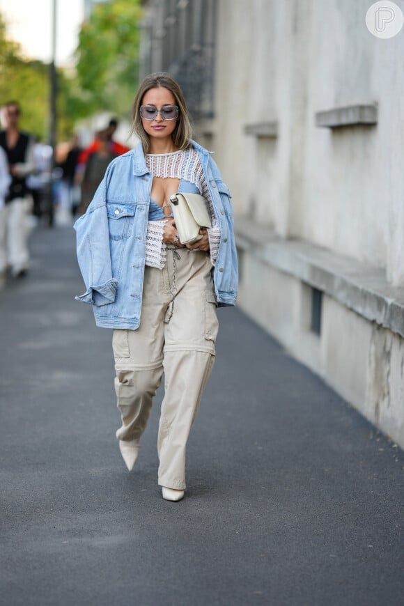 Foto: Semana de Moda de Milão trouxe calça cargo clara em look com jaqueta  jeans e recortes - Purepeople