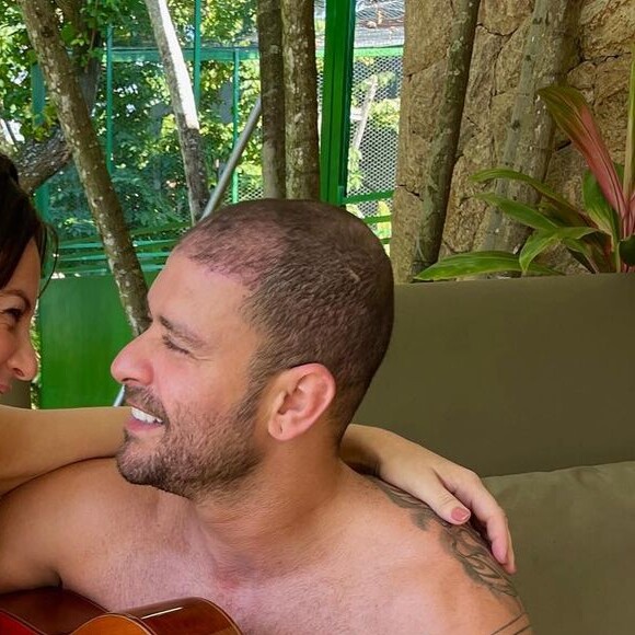 Paolla Oliveira postou uma série de fotos coladinha com Diogo Nogueira para desmentir burburinho de término