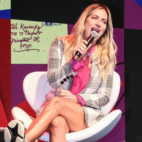 Giovanna Ewbank revelou que recebeu um conselho da mãe para que aproveitasse mais