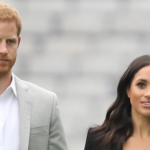 Meghan Markle e Príncipe Harry propuseram uma edição no documentário para minimizar as declarações a respeito do Rei Charles III e da Rainha Camila