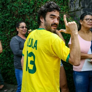 Eleições 2022: Caio Blat votou no Rio de Janeiro vestido em apoio a Lula