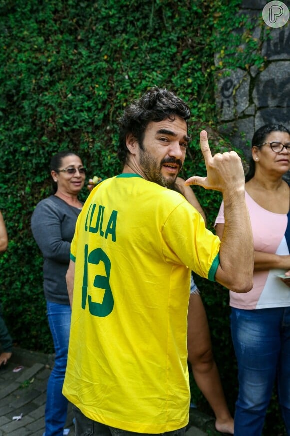 Eleições 2022: Caio Blat votou no Rio de Janeiro vestido em apoio a Lula