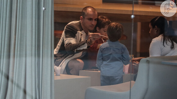 Thales Bretas deu comida na boca dos filhos