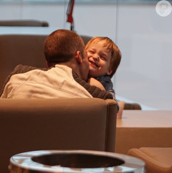 Fofura! Thales Bretas enche o filho de beijos em passeio no shopping