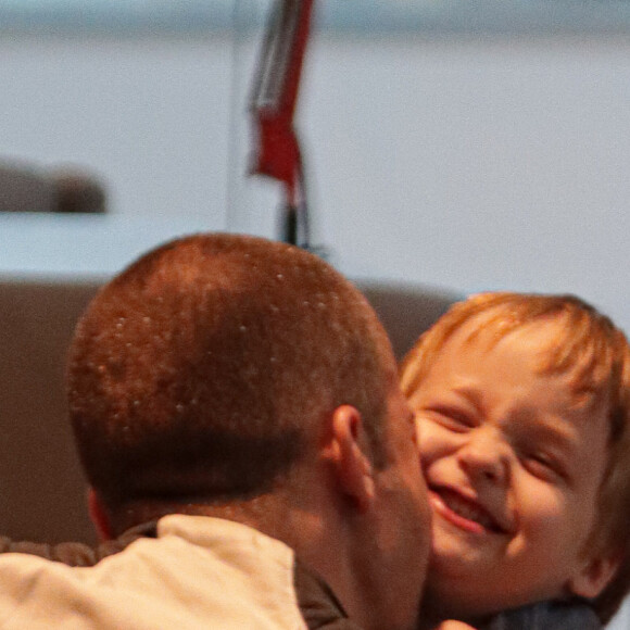 Fofura! Thales Bretas enche o filho de beijos em passeio no shopping