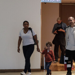 Thales Bretas e os filhos, Romeu e Gael, passearam no shopping acompanhados de uma babá