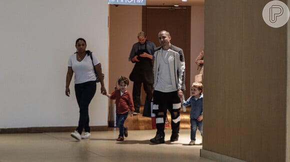 Thales Bretas e os filhos, Romeu e Gael, passearam no shopping acompanhados de uma babá