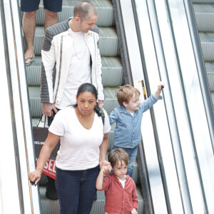 Thales Bretas e os filhos, Romeu e Gael, curtiram o dia em um shopping do Rio de Janeiro