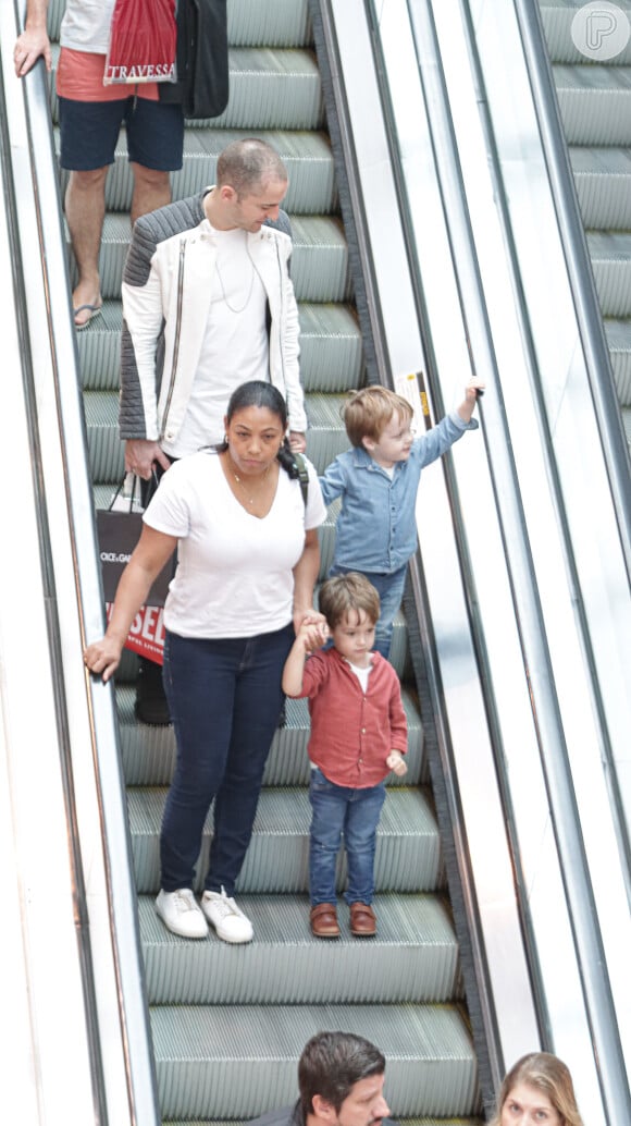 Thales Bretas e os filhos, Romeu e Gael, curtiram o dia em um shopping do Rio de Janeiro