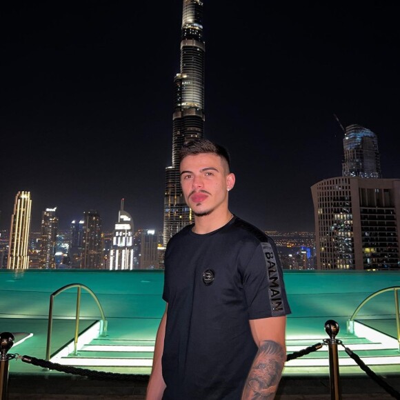 Thomaz Costa comentou ter sentimentos pela cantora gospel Isadora Pompeo