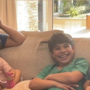 Marcus Buaiz recebeu a visita da ex-cunhada, Camila Camargo em casa. A atriz levou os 2 filhos para brincar com os primos