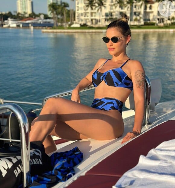 Moda praia: Andressa Suita elegeu um biquíni animal print azul de aro com calcinha hot pant