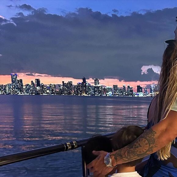 Andressa Suita surgiu abraçada com Gusttavo Lima em beachwear