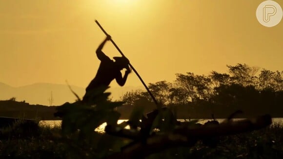 Na novela 'Pantanal', Zaquieu (Silvero Pereira) mente e diz ser o culpado pela morte de Tenório (Murilo Benício)