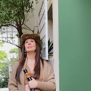 Claudia Raia dividiu com seus mais de 8 milhões de seguidores o momento em que posa com o barrigão de fora