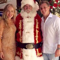 Angélica e Luciano Huck posam com Papai Noel no Natal: 'Noite de celebrar amor'