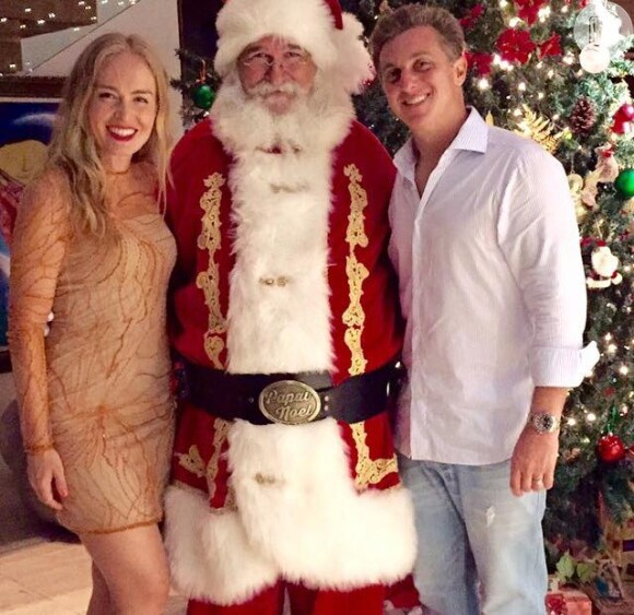 Angélica e Luciano Huck posam com Papai Noel na noite de Natal, em 24 de dezembro de 2014