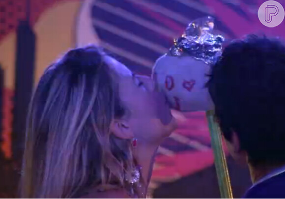 Fernanda beija o 'boneco príncipe' na última festa do 'BBB13'