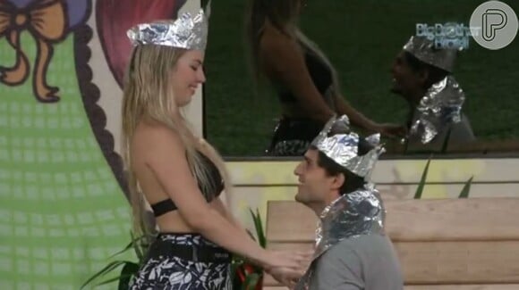 Na última noite de André no 'Brother Brasil 13', o casal fez uma cerimônia de coroação brincando de príncipe e princesa