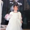 Fernanda, ainda criança, pronta para entrar na igreja como dama de honra de um casamento