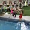 O trio finalista Fernanda, Nasser e Andressa caíram na piscina de roupa para festejar a disputa pelo prêmio