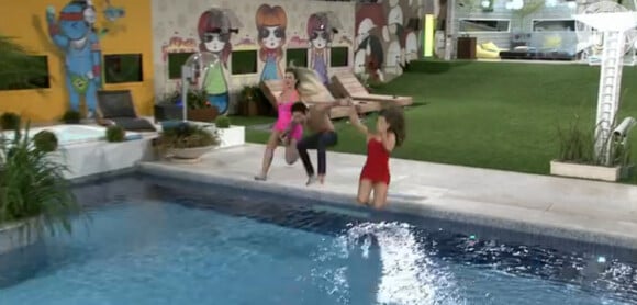 O trio finalista Fernanda, Nasser e Andressa caíram na piscina de roupa para festejar a disputa pelo prêmio