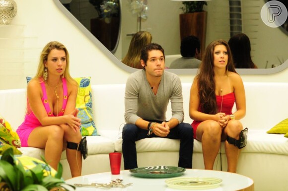 Fernanda, Nasser e Andressa aguardavam ansiosos na sala após a eliminação de Natália, no último domingo, notícias do apresentador Pedro Bial