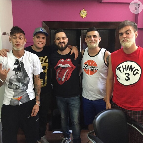 Neymar posa com os amigos, que resolveram seguir o seu exemplo e pintaram a barba de branco